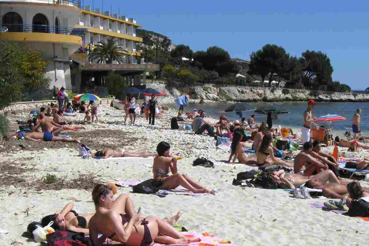 Spiaggia sarda affollata di bagnanti