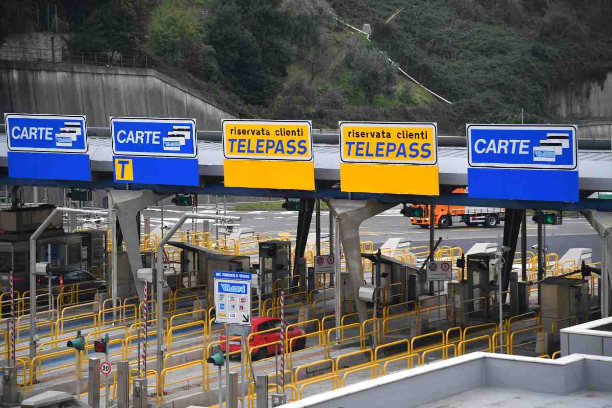 Corsie Telepass al casello in autostrada