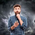 Persona sotto il temporale