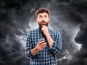 Persona sotto il temporale