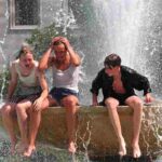 Turisti si rinfrescano in una fontana di Londra