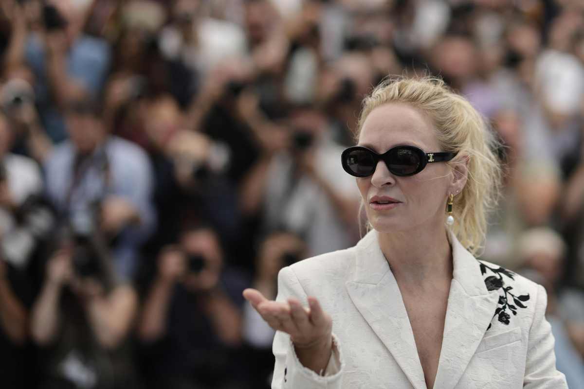 Uma Thurman posa con occhiali da sole