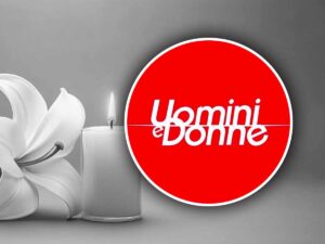 una candela e logo Uomini e Donne