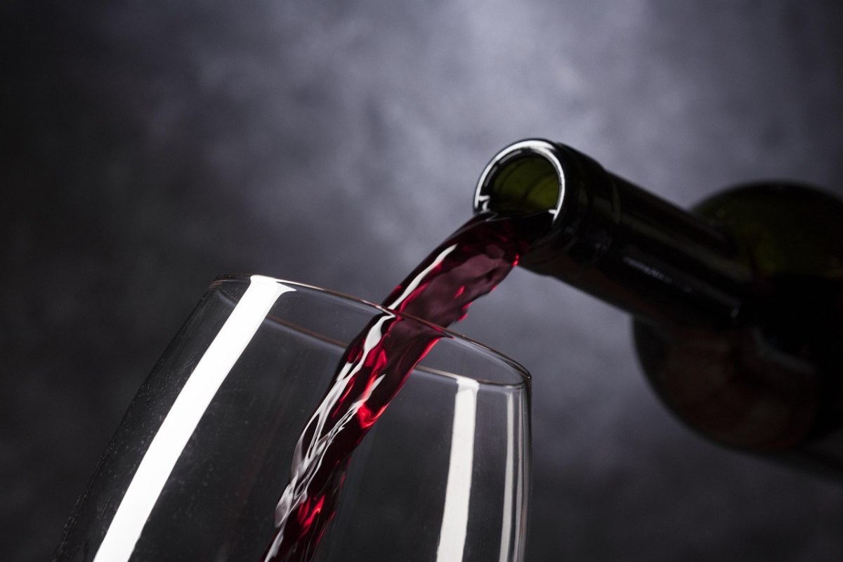 Vino versato in un bicchiere