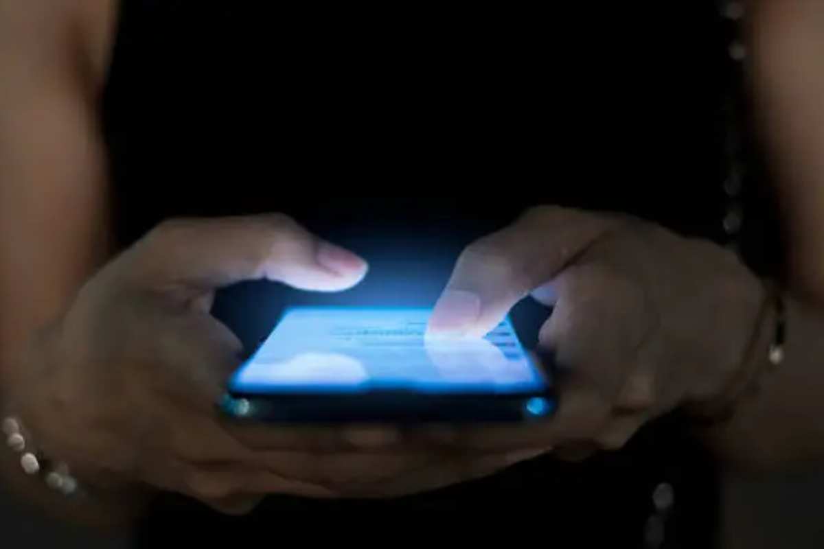 persona che usa cellulare