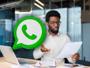 Lettera di licenziamento e logo Whatsapp