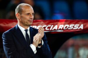 Massimiliano Allegri applaude in panchina