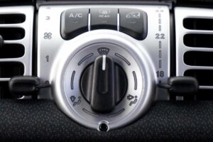 cruscotto auto con comandi aria condizionata