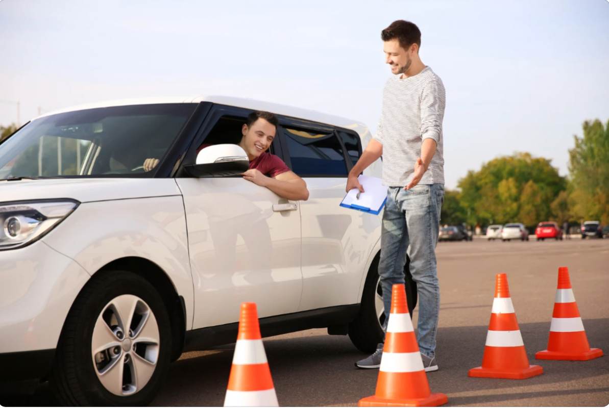 un uomo dentro un'auto con un altro fuori da essa