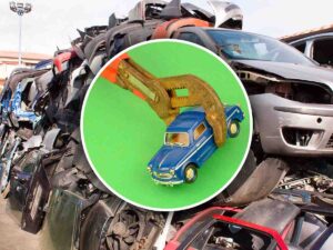 un'auto agganciata da una pinza mobile