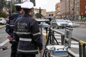 postazione mobile autovelox con due vigili