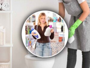 una donna con due flaconi di detersivo in mano