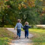 due bambini fotografati di spalle