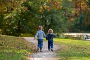 due bambini fotografati di spalle