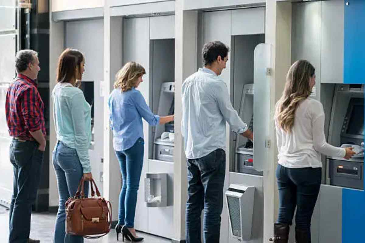 persone allo sportello Bancomat