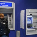 un utente preleva a uno sportello ATM