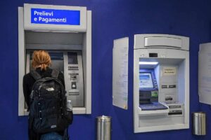 un utente preleva a uno sportello ATM