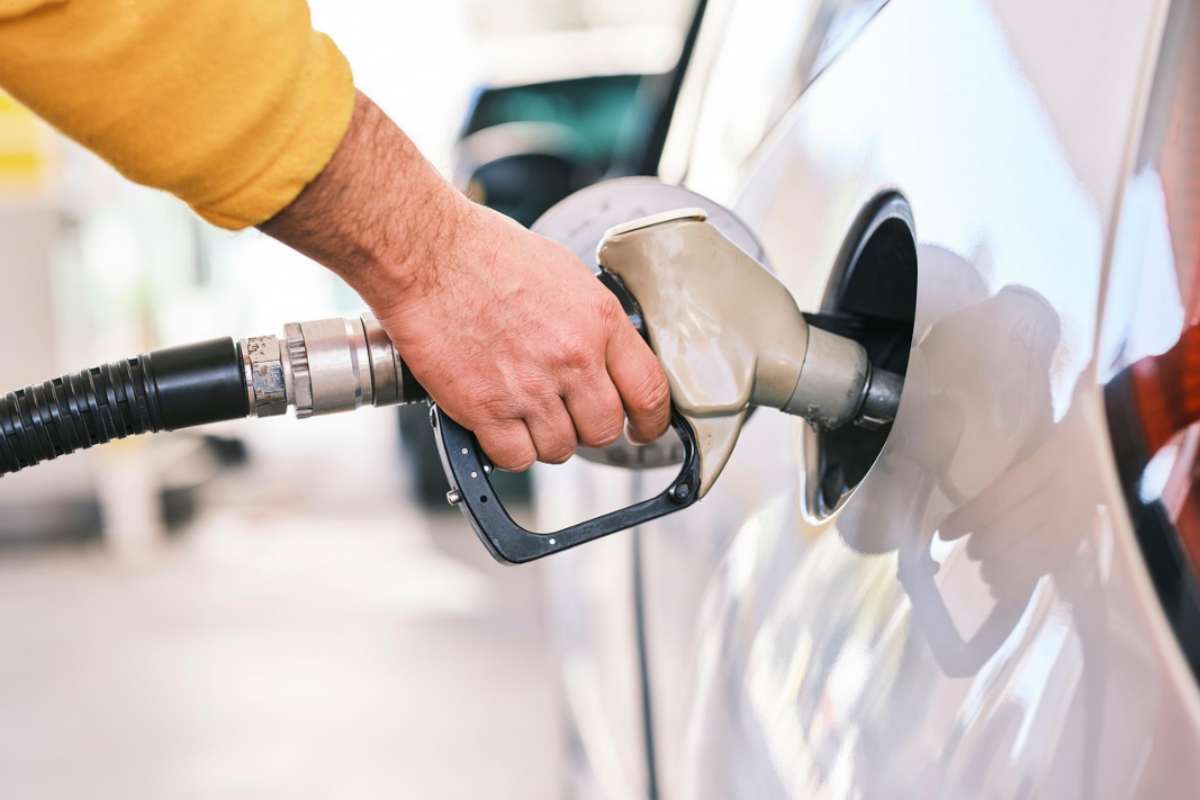 Benzinaio che fa benzina