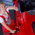 Benzinaio che fa benzina