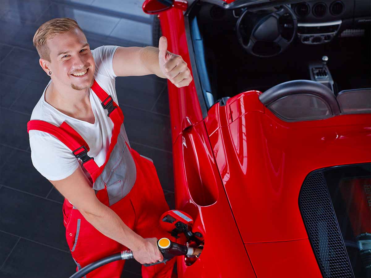 Benzinaio che fa benzina