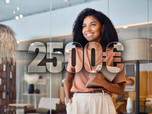 scritta 2.500€ con una ragazza sorridente