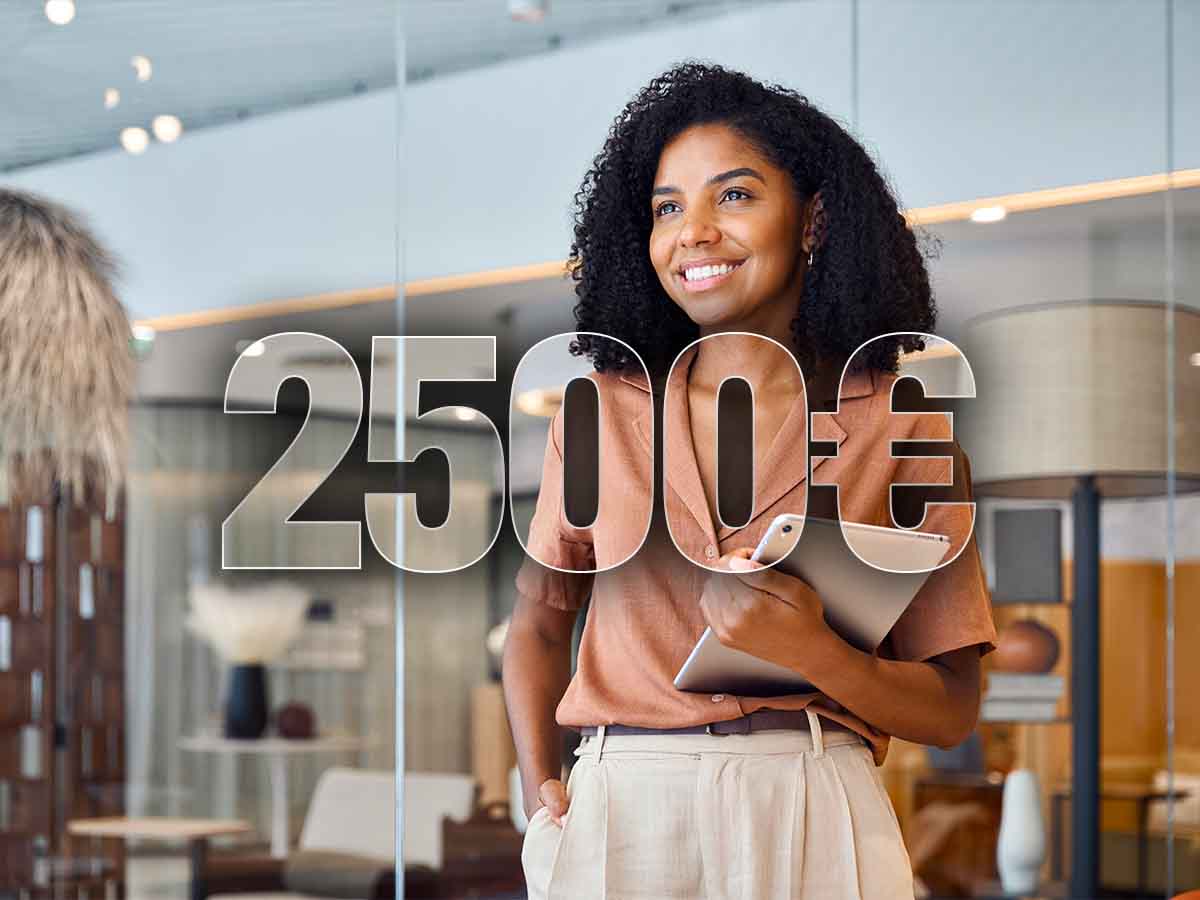 scritta 2.500€ con una ragazza sorridente