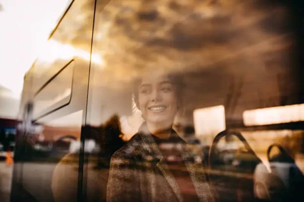 bus donna sorridente