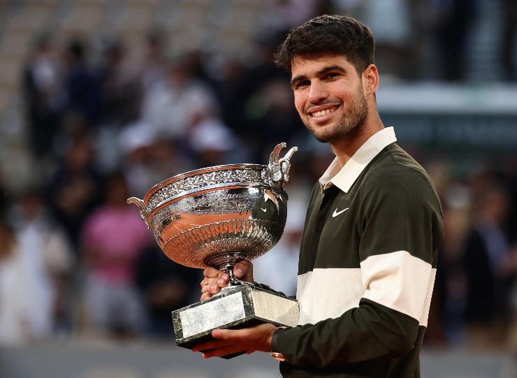 Carlos Alcaraz con il trofeo del Roland Garros