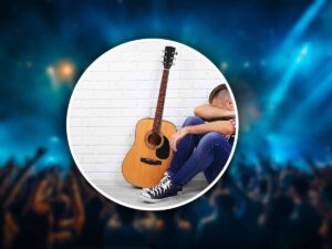 persona che si dispera con la chitarra, concerto deluso