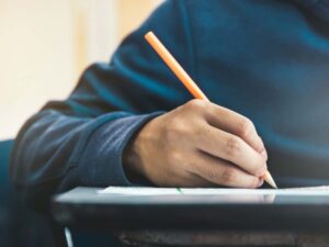 una persona scrive con la matita