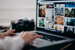 Uomo che esegue una ricerca sul web con un laptop