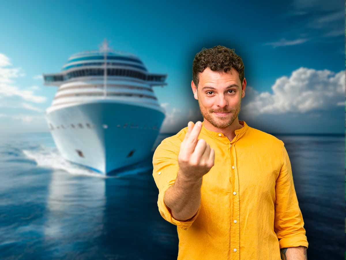 persona che fa segno di risparmio e dietro nave crociera