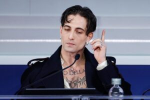Damiano David seduto, risponde alle domande in conferenza