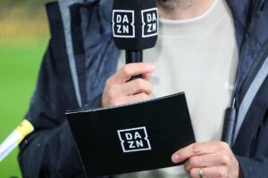 microfono e logo DAZN