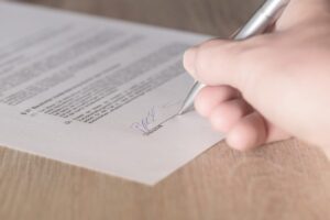 una firma apposta su un contratto