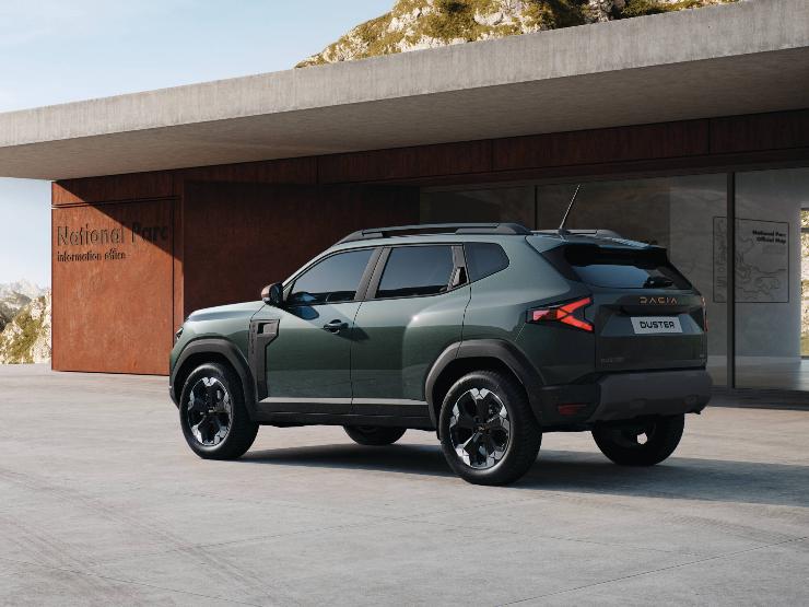 SUV di colore grigio parcheggiato