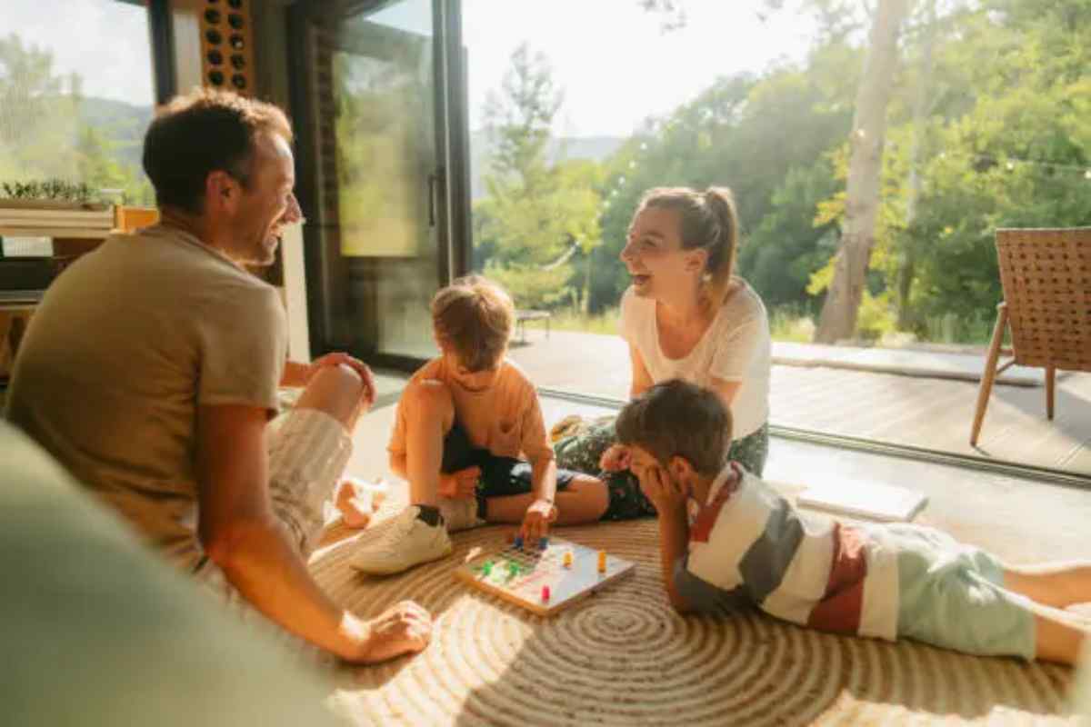 famiglia insieme che gioca