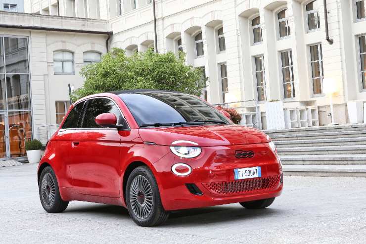 Una Fiat 500 di colore rosso