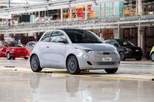 una Fiat 500 parcheggiata