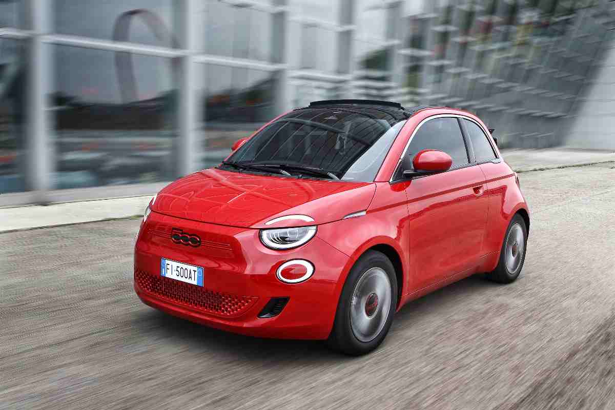 Una Fiat 500e di colore rosso