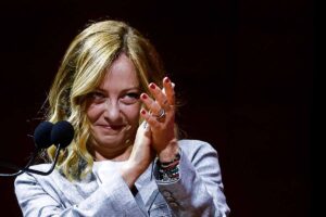 Giorgia Meloni applaude