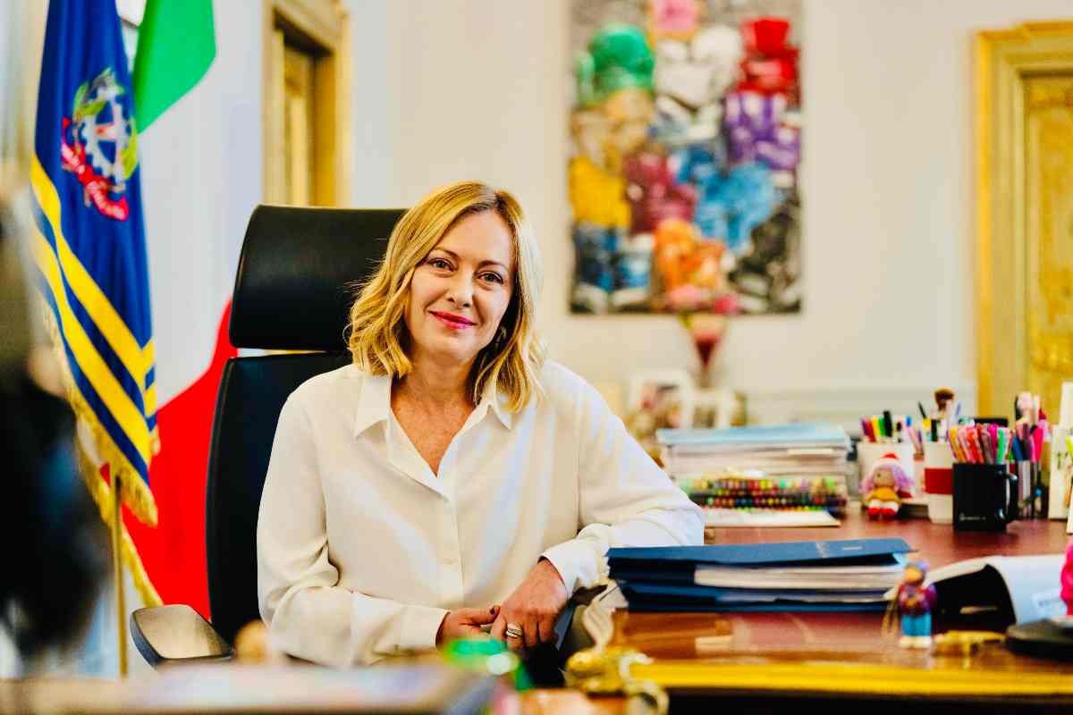 Giorgia Meloni nel suo ufficio