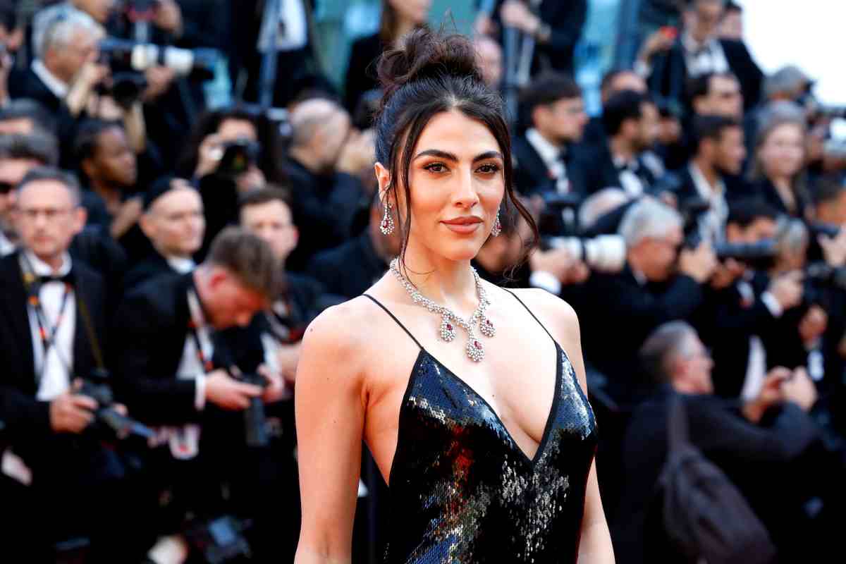 Giulia Salemi posa ad una sfilata