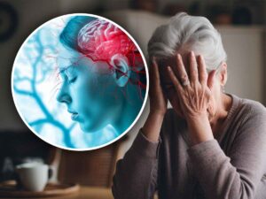 una donna con le mani sul volto e l'immagine del cervello colpito da un ictus