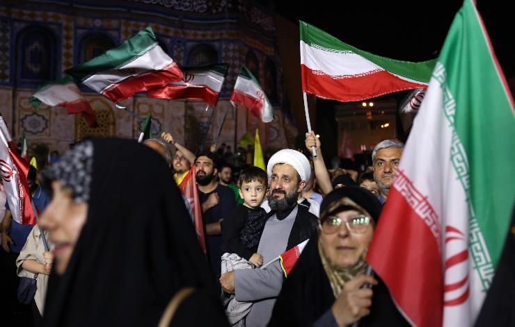 cittadini iraniani manifestano in strada