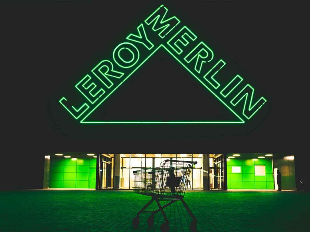 negozio Leroy Merlin con insegna illuminata