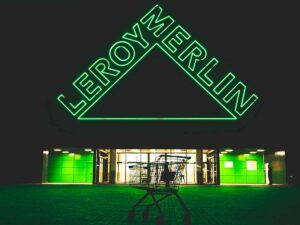 negozio Leroy Merlin con insegna illuminata
