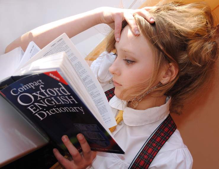 ragazza legge un libro in inglese