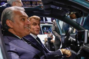 Luca De Meo insieme al presidente Macron