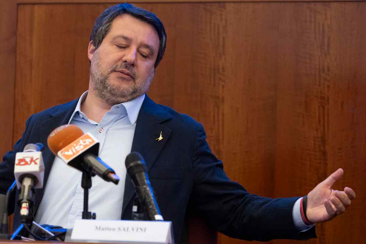 Matteo Salvini con gli occhi chiusi e le braccia aperte